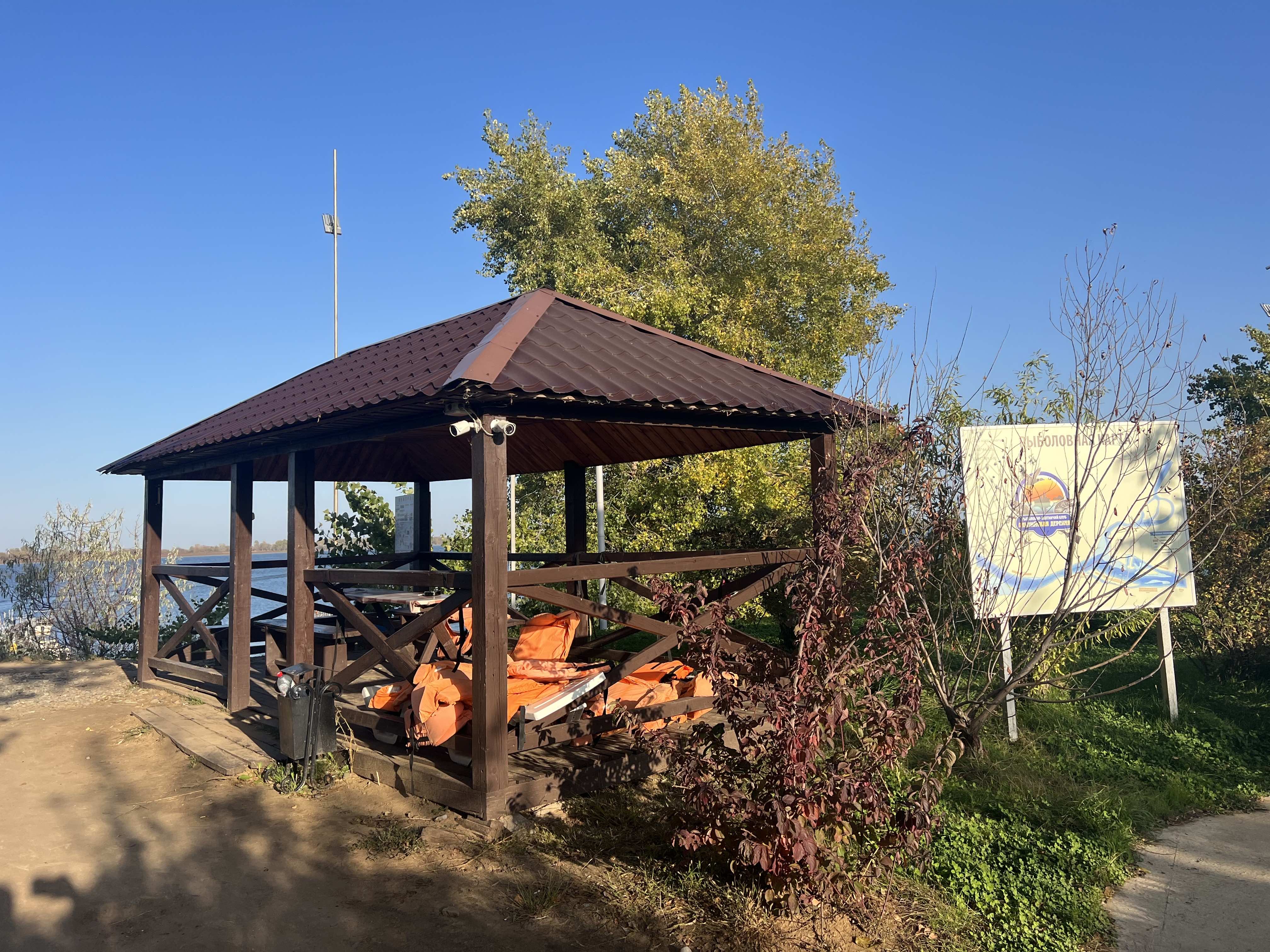 Беседка на берегу